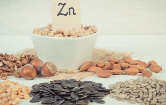 Pour couvrir ses besoins en zinc : les noix, les graines, les fruits de mer sont des aliments riches en zinc. 