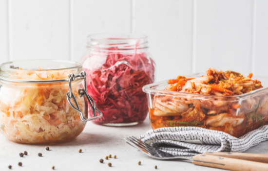 le kimchi et les aliments fermentés son riches en souches microbiotiques et favorisent la diversité du microbiote intestinal.