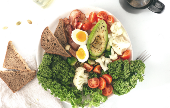 Une assiette équilibrée se compose de protéines, légumes et bons lipides. Privilégiez ce type de composition avant les fêtes.