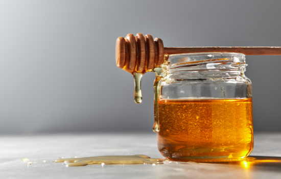 Le miel possède un index glycémique élevé, mais sa charge glycémique est moindre.